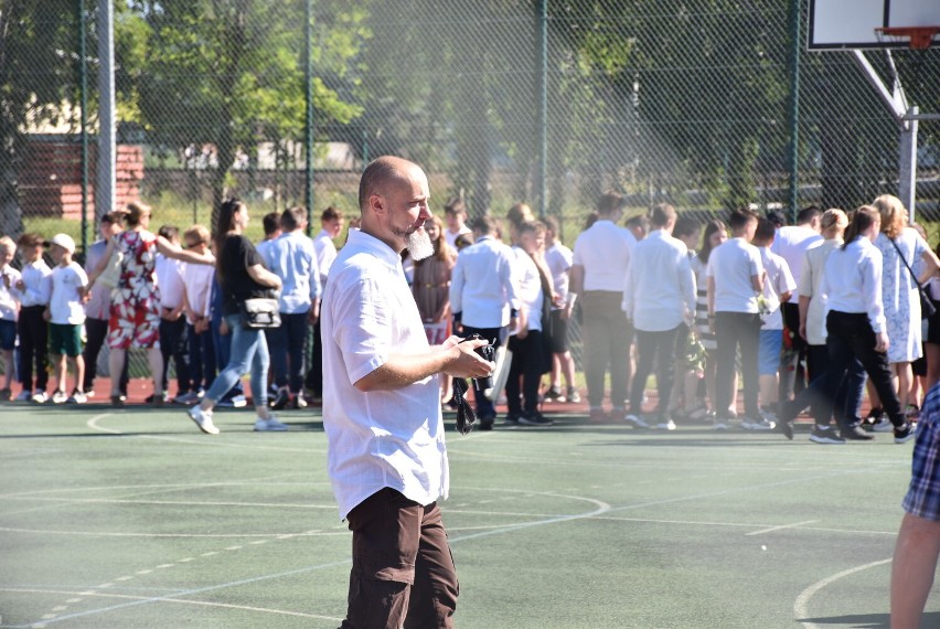 Malbork. Tak Szkoła Podstawowa nr 9 pożegnała rok szkolny. Czerwone paski oraz Brązowe, Srebrne i Złote Tarcze