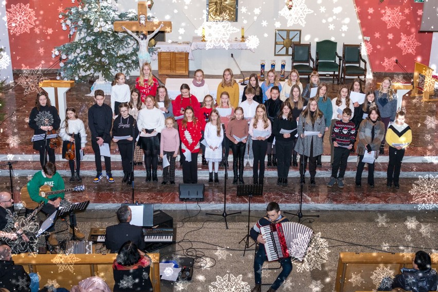 Uczniowie szkół w Kowalewie, Taczanowie Drugim i Korytach połączyli siły i przygotowali dla mieszkańców cykl koncertów kolęd i pastorałek