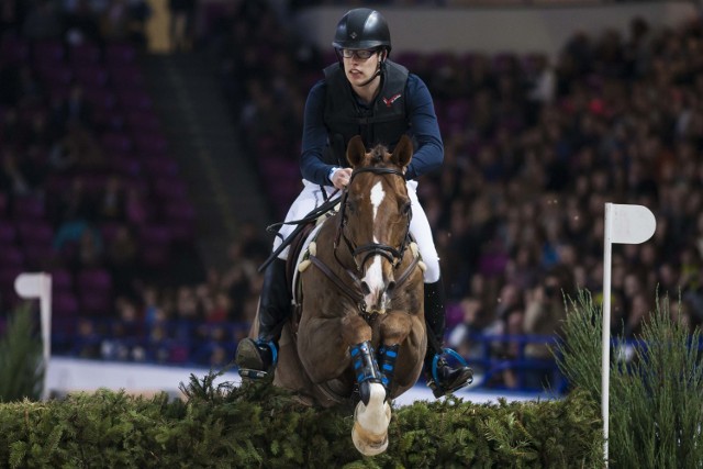 Od czwartku na Torwarze króluje jeździectwo. Jak co roku, organizatorzy Cavaliady zadbali o masę atrakcji. Pasjonaci tego pięknego sportu mają okazję zobaczyć praktycznie wszystkie jeździeckie konkurencje: skoki, ujeżdżanie czy powożenie. Nie zabraknie też konkursu na potęgę skoku, jak również zawodów dla najmłodszych. Zobaczcie naszą fotorelację z imprezy.