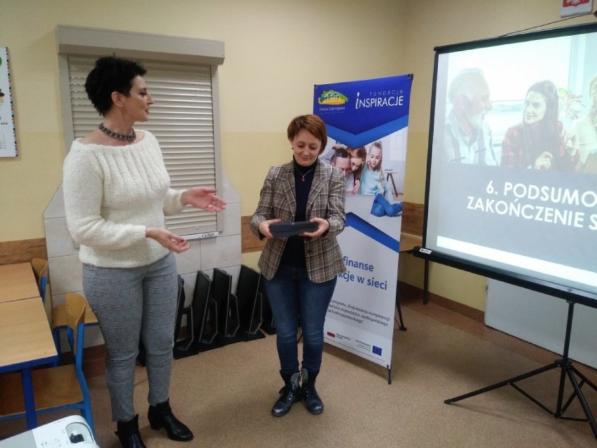 Gmina Czerniejewo: bezpłatne szkolenia "Moje finanse i transakcje w sieci” zakończone! Uczestnicy otrzymali certyfikaty, a szkoła laptopy  
