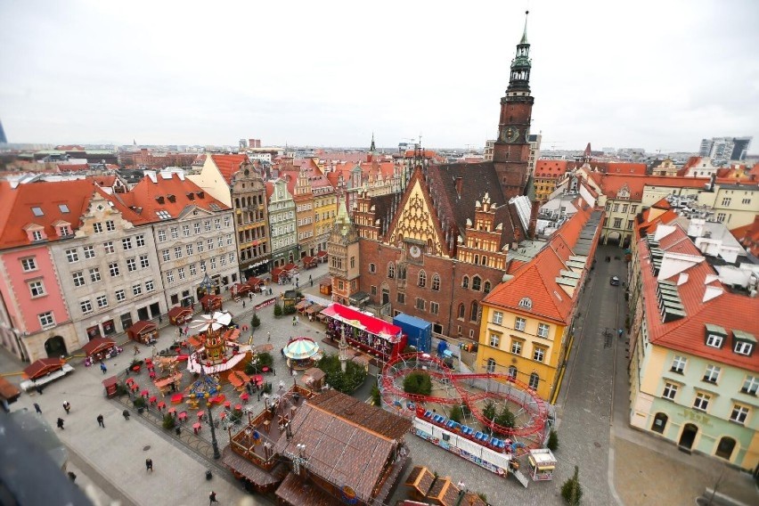 Centralny punkt miasta tętniący życiem o każdej porze dnia i...