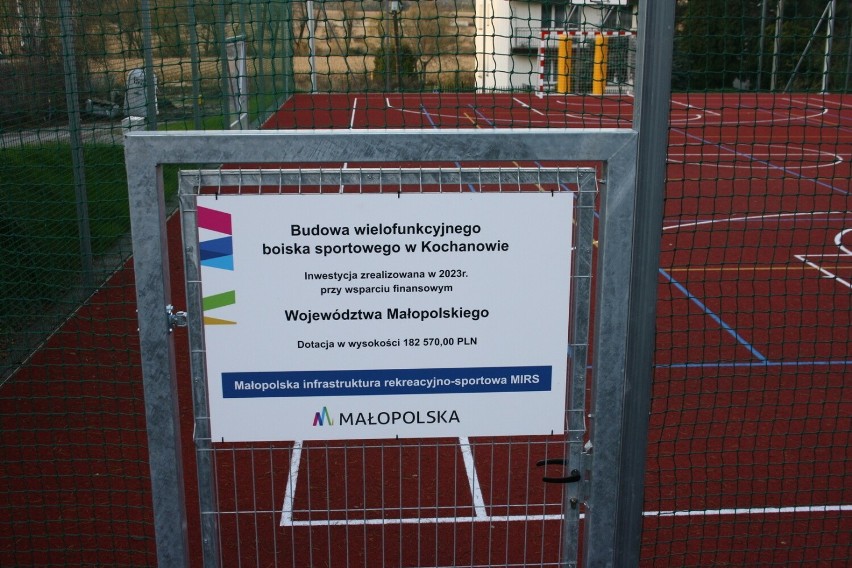 Nowe, wielofunkcyjne boisko w gminie Zabierzów. Na otwarcie najpierw mecz juniorów, potem urzędnicy kontra duchowni