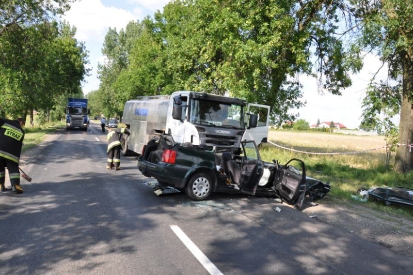 Poważny wypadek w Łochocinie. Młody kierowca walczy o życie w szpitalu [ZDJĘCIA]