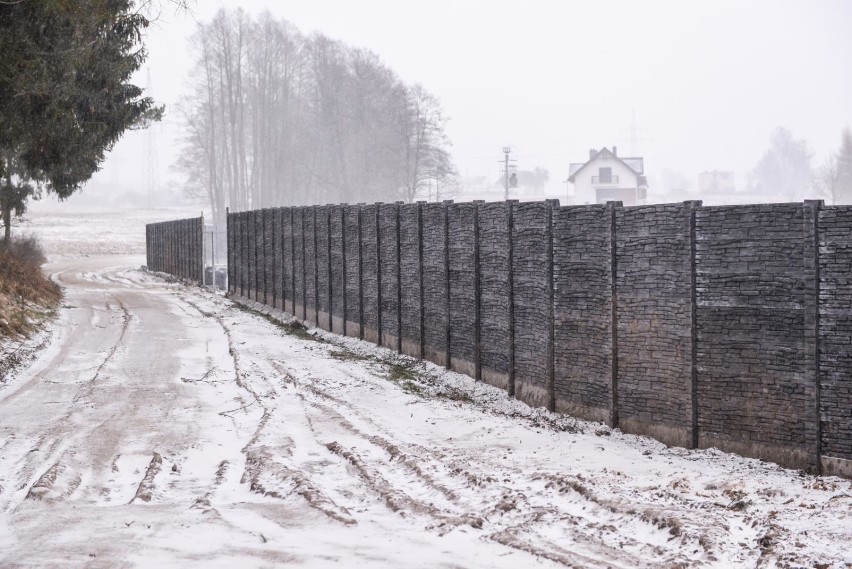 Wielki mur stanął w Smęgorzynie. Mieszkańcy są oburzeni