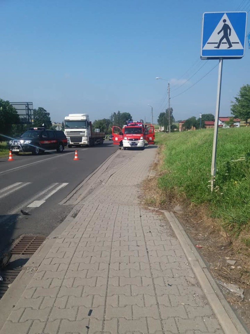 W Połomi osobowe bmw zderzyło się z ciężarówką