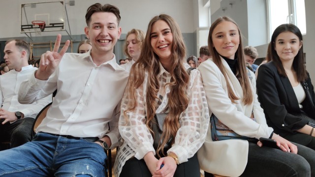 Uczniowie klas maturalnych  z ZSP nr 1 (Tepees) w Piotrkowie odebrali świadectwa ukończenia szkoły 29.04.2022