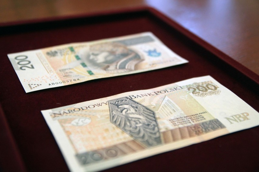 Nowe banknoty już  w obiegu. 200 złotych ma "królewski symbol" [ZDJĘCIA]