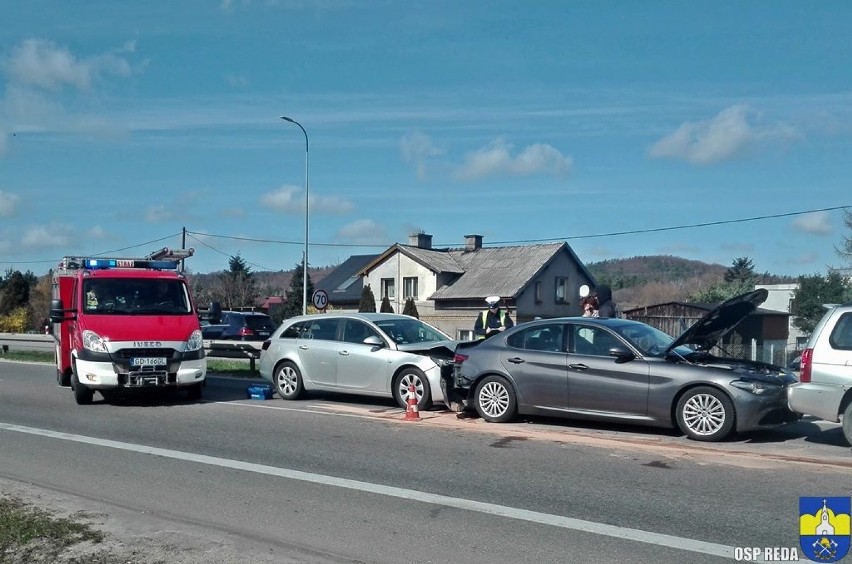 Zderzenie trzech aut na drodze krajowej nr 6 w Redzie. Jeden pas ruchu był zablokowany