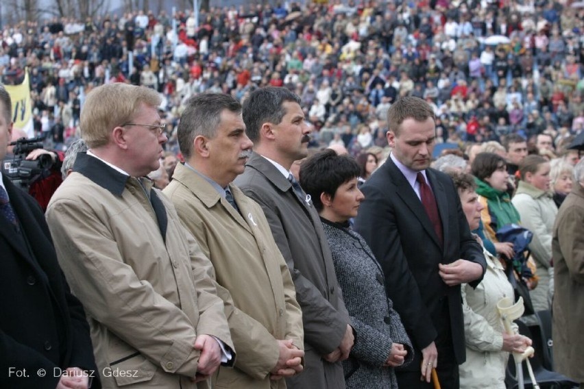 Pierwsza msza święta papieska w Wałbrzychu w 2005 roku,...