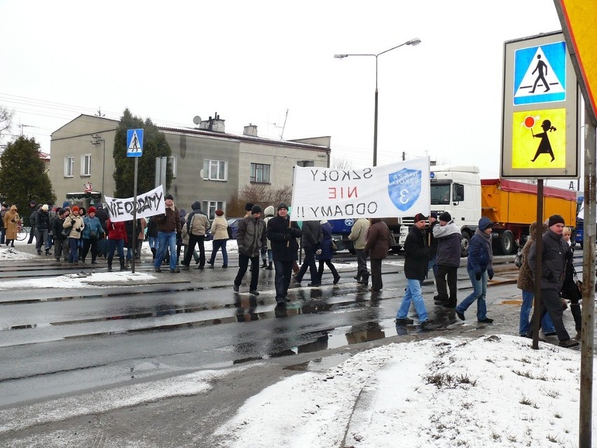 Chełm: Wielkie korki na Rejowieckiej - rodzice znów wyszli na ulice