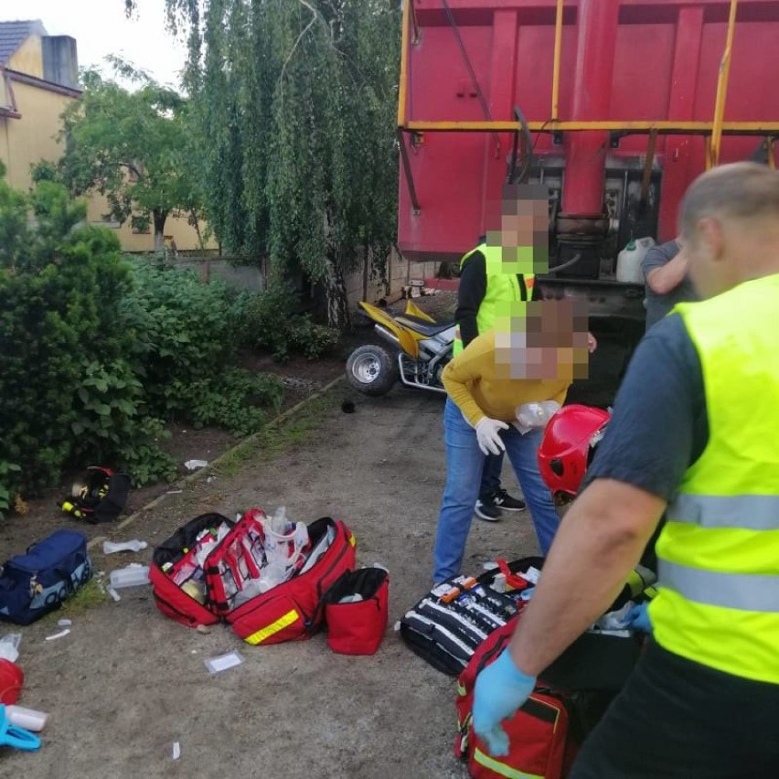 Miejska Górka. Tragiczny wypadek w Konarach. Kierowca quada uderzył w zaparkowaną naczepę. Śmiertelny wypadek [ZDJĘCIA]