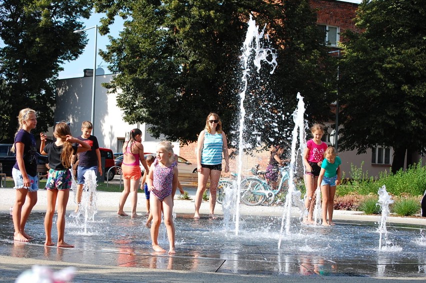 Kościan. Nowa fontanna na Placu Wolności to raj dla dla dzieci w upalne dni