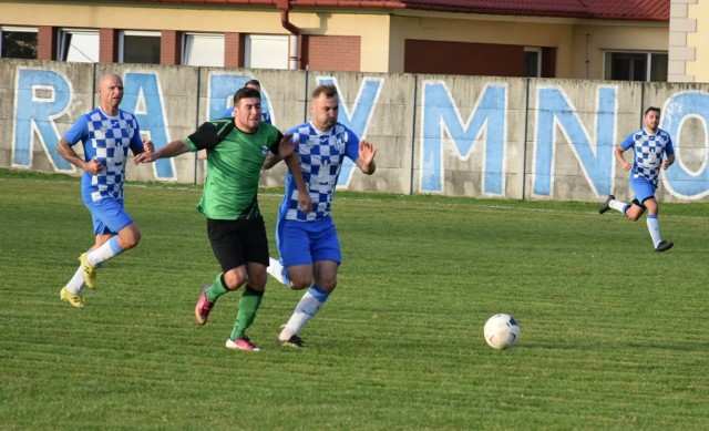 Gracze MKS-u Radymno (na niebiesko) odnieśli siódme zwycięstwo w ligowych rozgrywkach. Pokonali Szkło Młyny 2:0