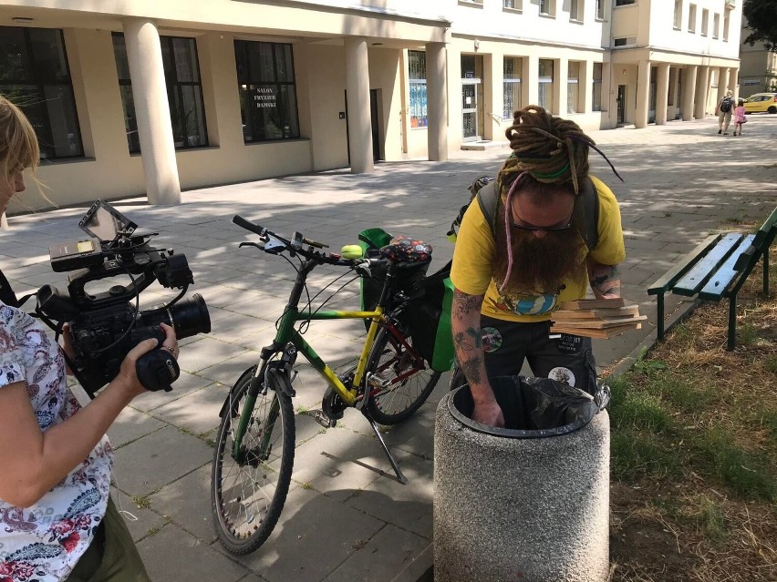 Michał jeździ rowerem po Krakowie i rozdaje książki. Niektóre ratuje, wyciągając je ze śmietników