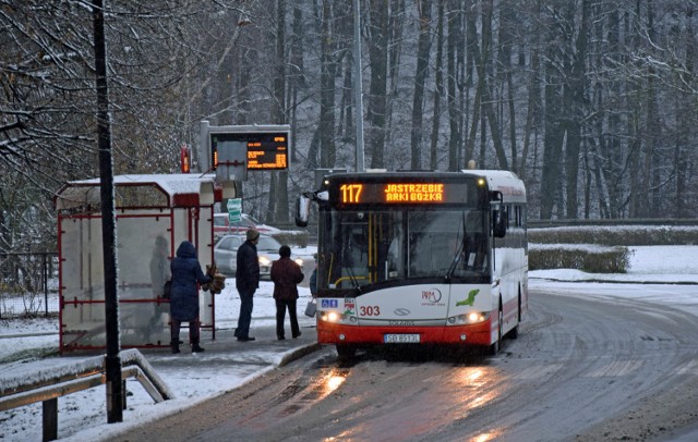 MZK Jastrzębie: atak zimy spowodował opóźnienia autobusów. Pasażerowie wściekli, MZK się tłumaczy