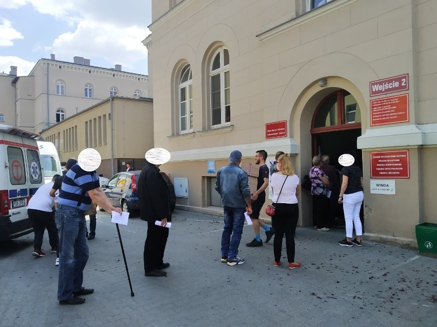 Szczepienia Gniezno. Do punktu szczepień na ul. Jana ustawiają się długie kolejki? Sprawdzamy dlaczego