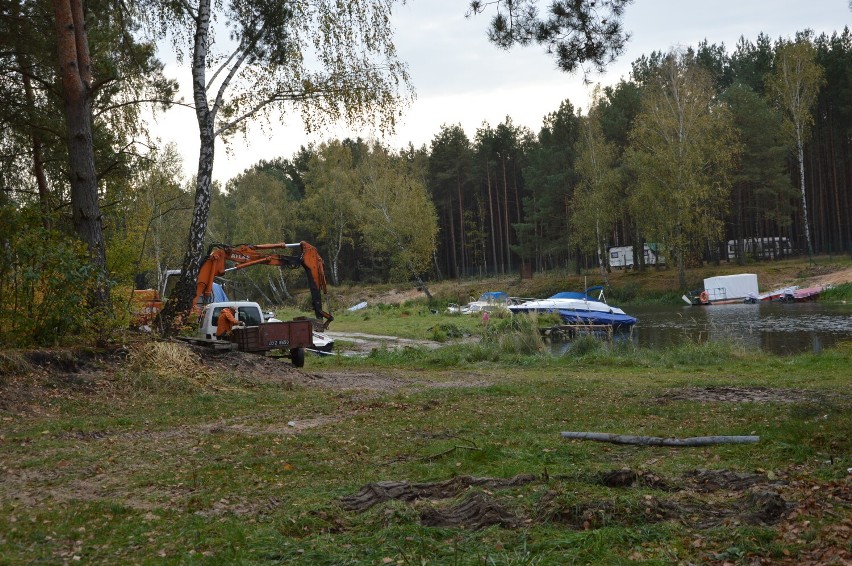 Ruszyła rozbiórka portu w Treście nad Zalewem Sulejowskim, choć wciąż stoją w nim łódki [ZDJĘCIA]