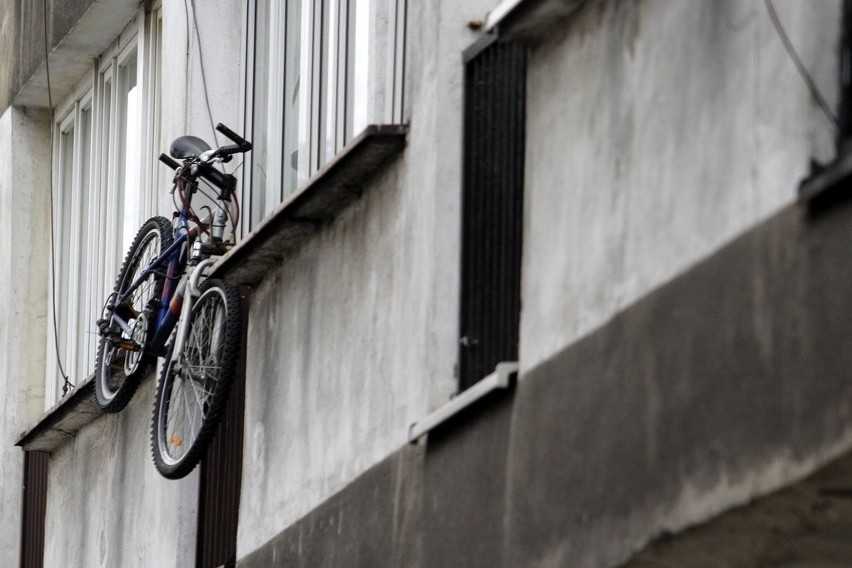 Wrocław: Jak najlepiej zabezpieczyć rower przed złodziejem? Wywiesić go za okno! (ZDJĘCIA)
