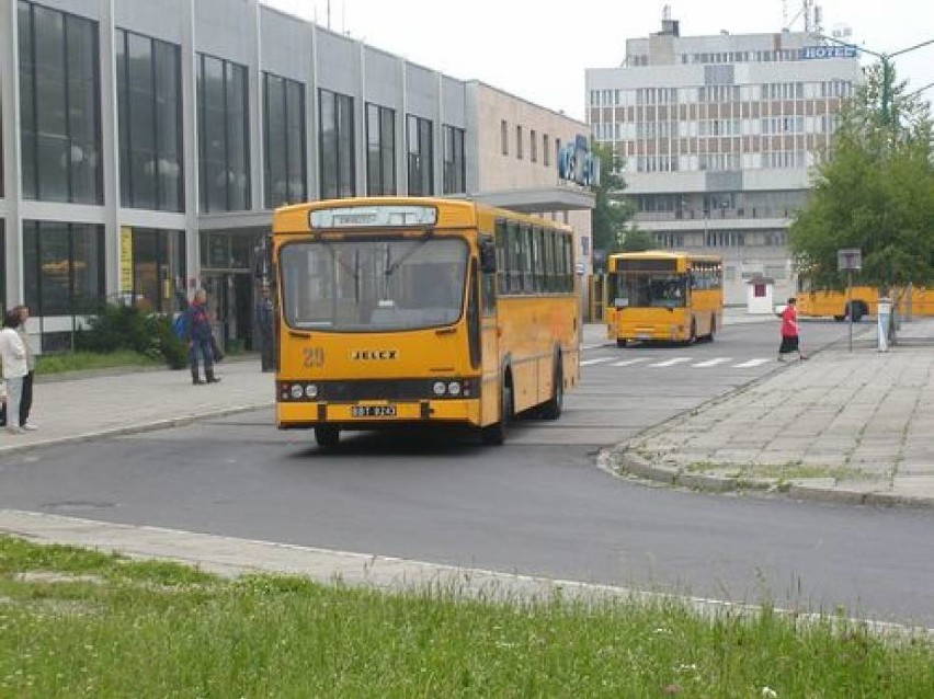 Spośród zdjęć Oświęcimia na przełomie wieków duża część ma...