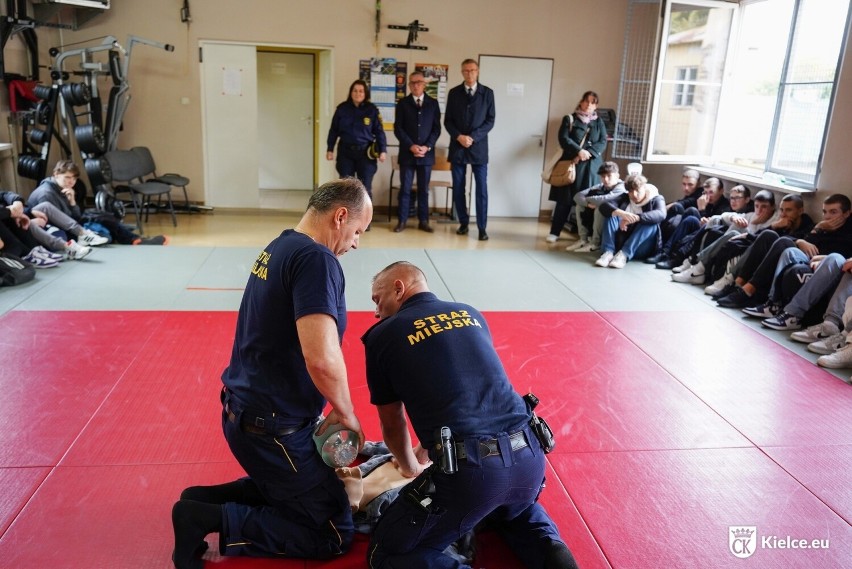 Uczniowie klas mundurowych podglądali pracę Straży Miejskiej w Kielcach. Zobacz zdjęcia 