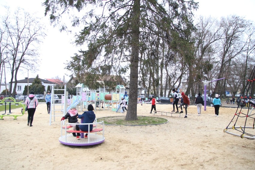 Nowy plac zabaw i urządzenia do street workoutu w Wieluniu. Przeniesiono też skałkę wspinaczkową i siłownię pod chmurką ZDJĘCIA