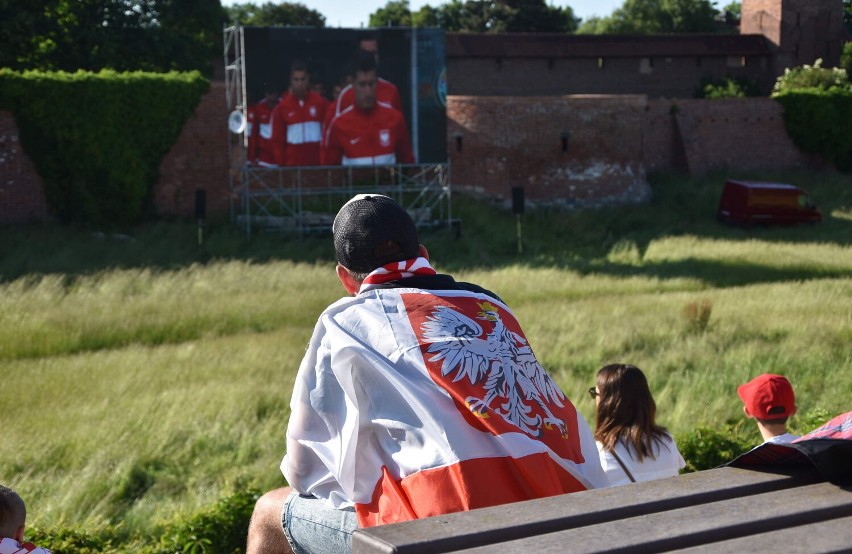 Malbork. Euro 2020 w Malborskiej Strefie Kibica. Fani piłki nożnej oglądali mecz Polski ze Słowacją