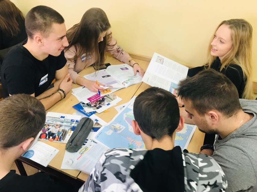 Uczniowie Zespołu Szkół nr 3  w Kraśniku wzięli udział w warsztatach europejskich "Lekcja na 12 gwiazdek" (ZDJĘCIA)