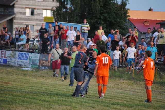 Kadry z wydarzeń sportowych odbywających się w pierwszej połowie 2011 roku na piłkarskich stadionach w powiecie świebodzińskim