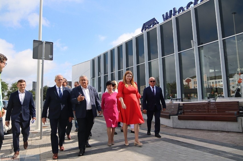 Niedawno minister Andrzej Adamczyk zwiedził nowy dworzec PKP...