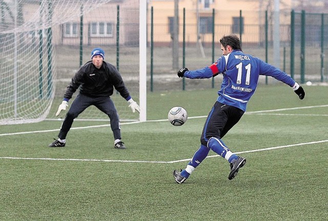 Piłkarze ŁKS chcieliby już trenować normalnie na trawiastych boiskach.