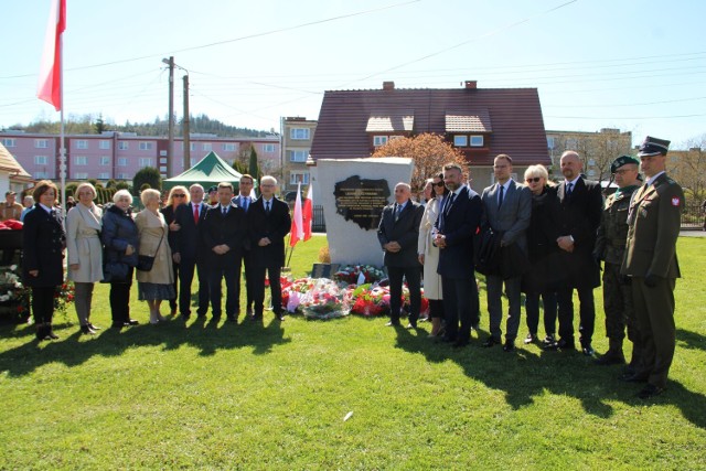 Skwerowi w Czarnym Borze nadano imię Marii i Lecha Kaczyńskich! Odsłonięto też obelisk pamięci ofiar katastrofy smoleńskiej!