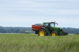 Ile kosztuje rozsiewacz do nawozów? Ceny nowych i używanych urządzeń zależą m.in. od wielkości