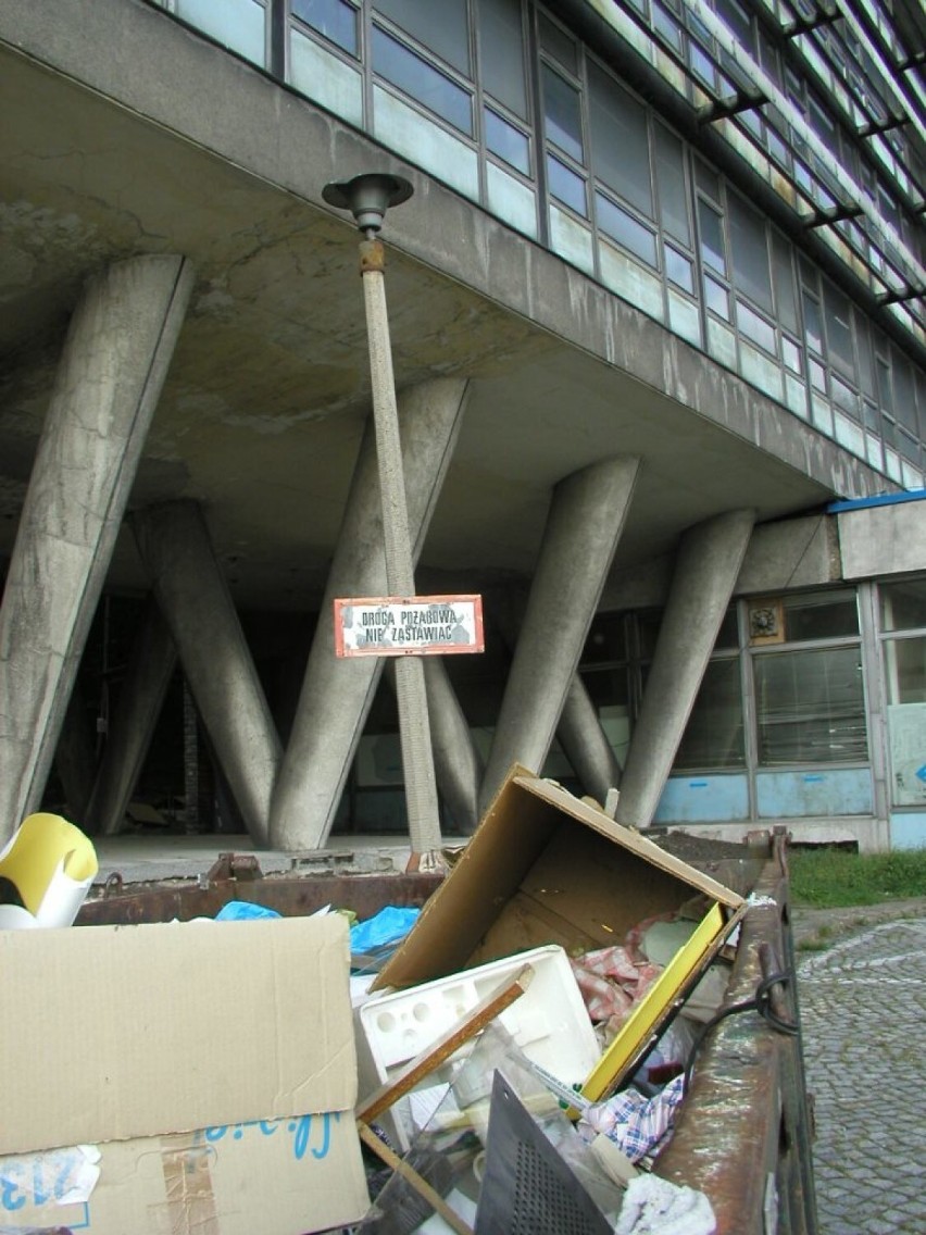 Kiedyś słynny, dziś w ruinie... Upadek Stalownika - historia szpitala w Bielsku-Białej. Co z nim się stało?