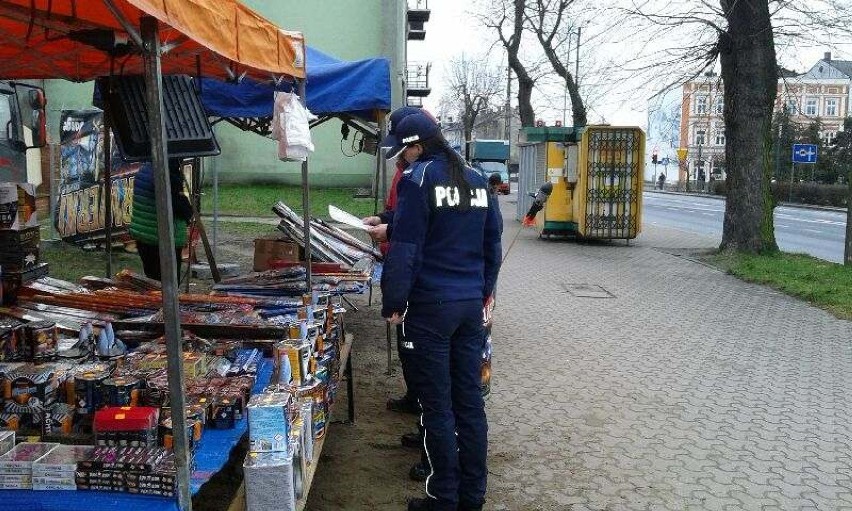 Straż pożarna, miejska i policja kontrolowały stoiska z fajerwerkami