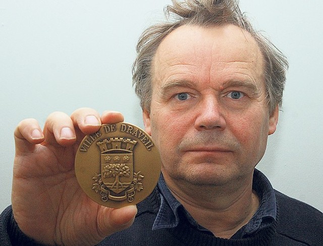 Józef Jakubczyk prezentuje medal Ville de Draveil
