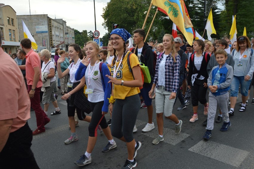 203. Tomaszowska Piesza Pielgrzymka już w drodze na Jasną Górę [ZDJĘCIA, FILM]