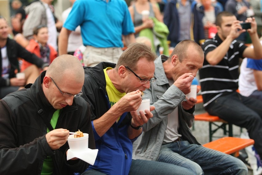 Pasta party przed maratonem: Jedli makaron, by wytrzymać 42 kilometry (ZDJĘCIA)