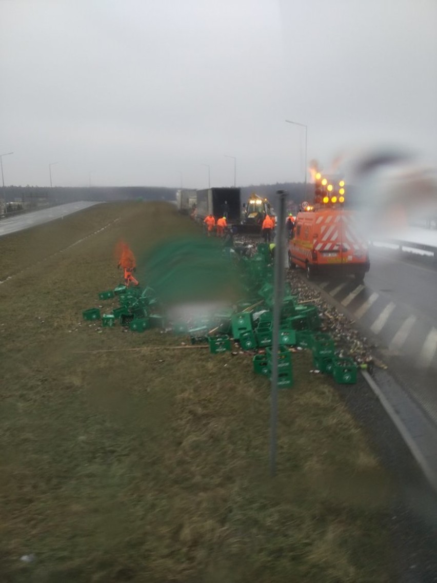 Tysiące butelek piwa rozsypały się na zjeździe z autostrady w Brzesku [ZDJĘCIA]