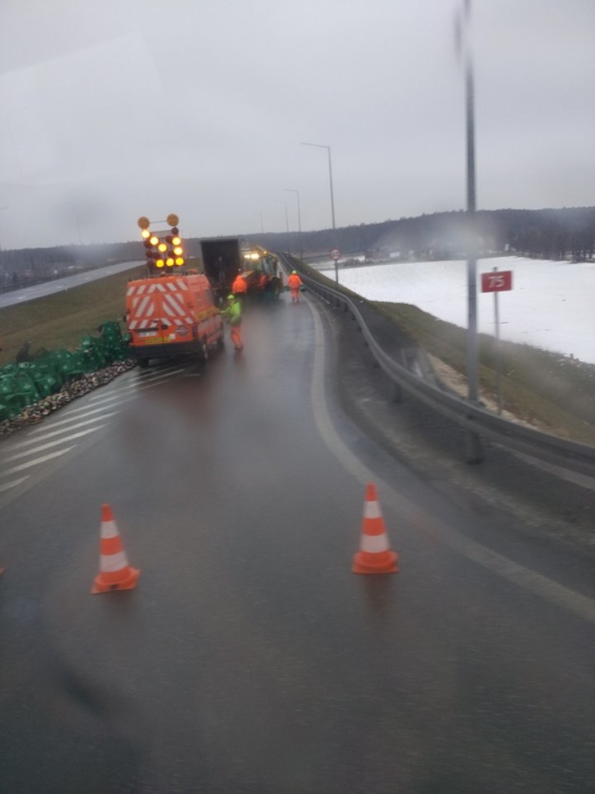 Tysiące butelek piwa rozsypały się na zjeździe z autostrady w Brzesku [ZDJĘCIA]