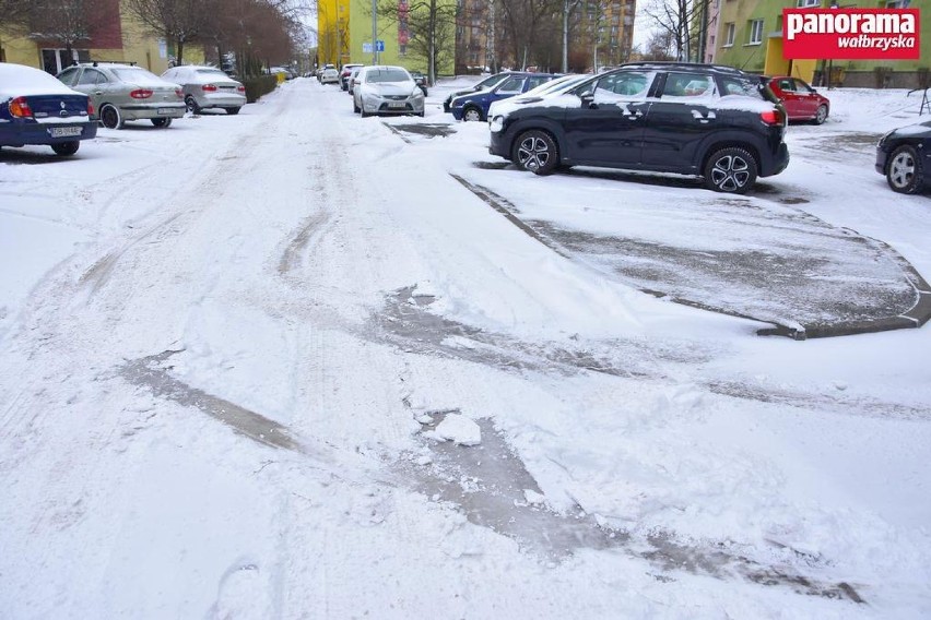 Wałbrzych: Lód na ulicach Michałowskiego i Malczewskiego 