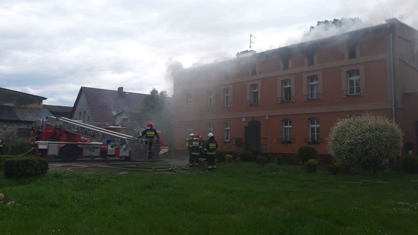 Pożar budynku w Wierzbicy Dolnej. Płonie poddasze, 18 zastępów strażaków w akcji
