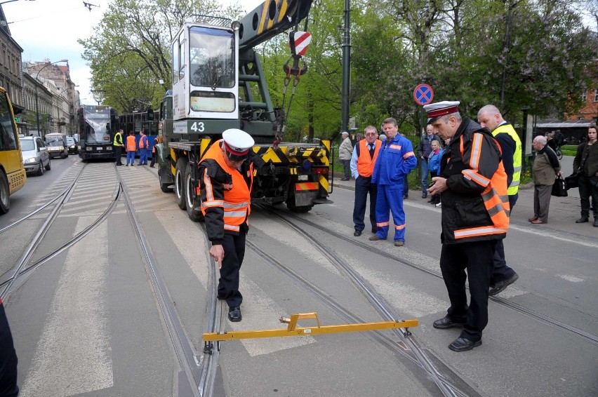 Wypadek Kraków: tramwaj wykoleił się na ul. Karmelickiej [ZDJĘCIA]