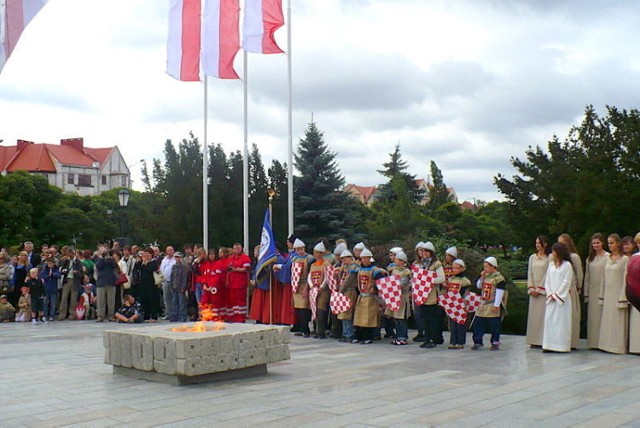 Mieszkańcy Głogowa licznie przybyli pod Pomnik Dzieci Głogowskich, by oddać hołd obrońcom sprzed 900 lat. Fot. Jola Paczkowska