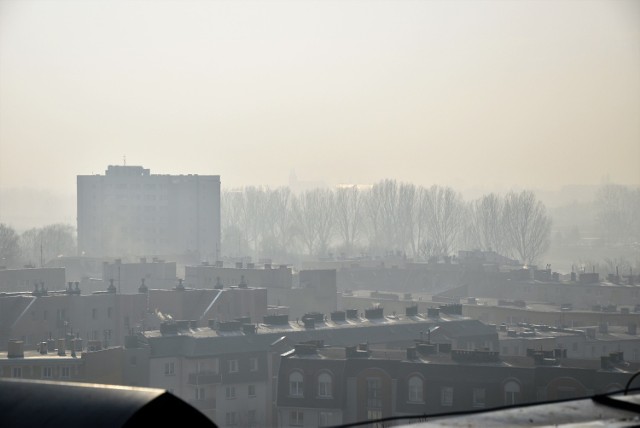 Niedzielny smog nad Opolem. Sytuacja w najbliższych dniach może być podobna.