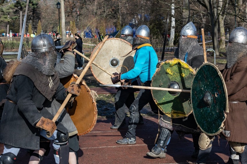 Kraków. Wikingowie naparzali się w parku Jordana. Robią to regularnie i zapraszają do udziału
