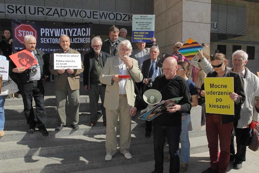 30 osób protestowało przeciw sprzedaży Polskich Nagrań [ZDJĘCIA]