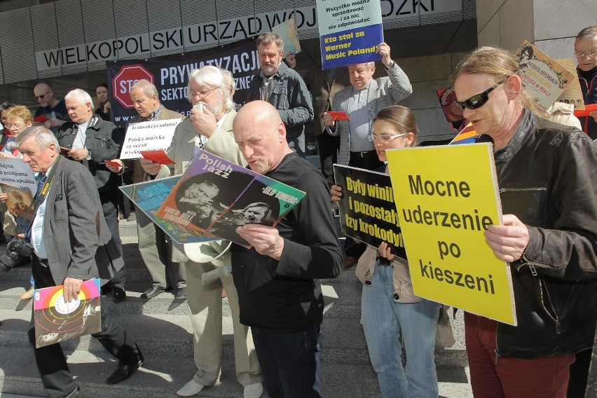 30 osób protestowało przeciw sprzedaży Polskich Nagrań [ZDJĘCIA]