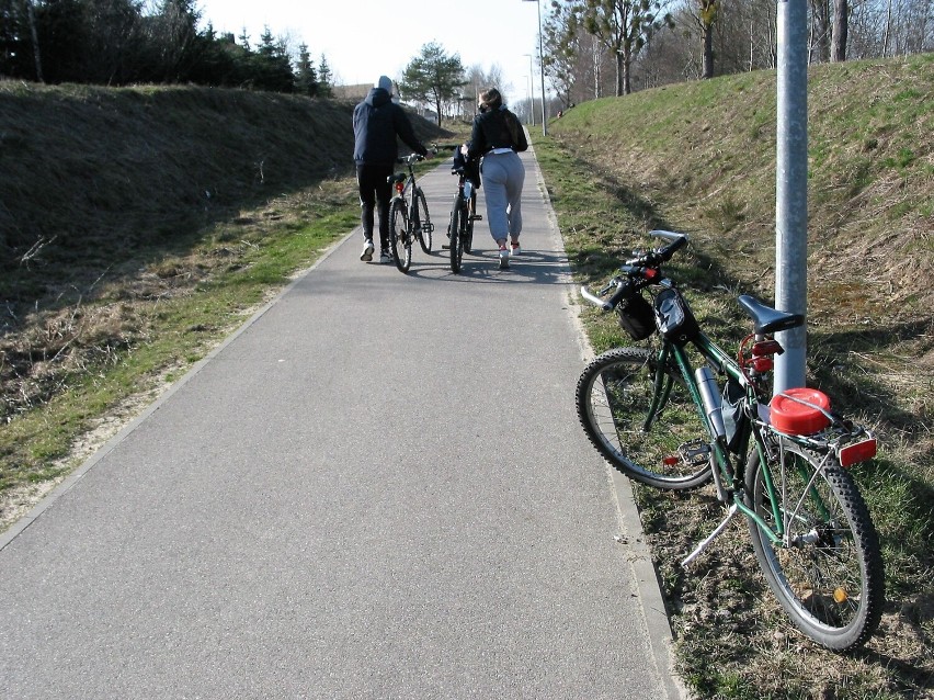 Droga pieszo-rowerowa zajęta przez spieszonych cyklistów, co...