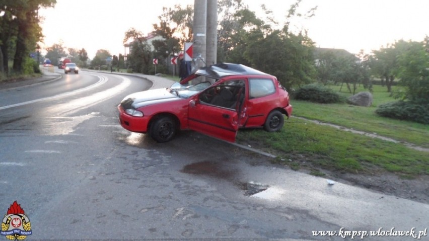 Wypadek w Pikutkowie. Honda civic uderzyła w słup, kierowca był pijany [zdjęcia]