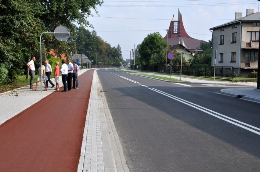 Ulica Traugutta w Czechowicach-Dziedzicach wygląda wzorowo - są chodniki i ścieżka rowerowa ZDJĘCIA